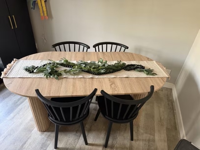 table 6 pax with 2 pedestals (2) Medium