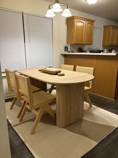 table 6 pax with 2 pedestals (3) Medium